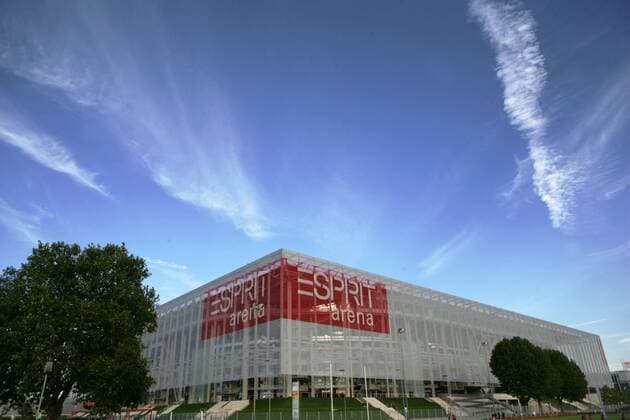 Fußball, Stadiongeschichte Fortuna Düsseldorf Esprit Arena in Düsseldorf Das Düsseldorfer Landgericht entscheidet Anfang März im Streit um den Sponsorvertrag und das Namensrecht an der Düsseldorfer Esprit-Arena. Die Modefirma möchte vorzeitig den Vertrag mit dem kommunalen Unternehmen beenden. Esprit Arena in Düsseldorf