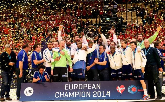 HANDBALL - EHF EM 2014, HERNING,,26.JAN.14 - DIVERS, HANDBALL - EHF Europameisterschaft 2014 der Herren, Länderspiel, Finale, Frankreich, Siegerehrung. Bild zeigt den Jubel von Frankreich. Keywords: Trophäe, Meisterteller. 