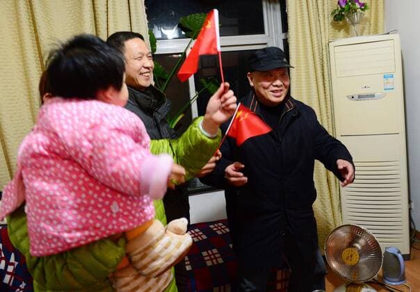 WUHAN, CHINA - JANUARY 25: (CHINA OUT) Li Na s grandfather Li Longli (R) and other family members celebrate at home after Li Na won Australian Open on January 25, 2014 in Wuhan, Hubei Province of China.  CFP1549 