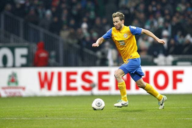 26.01.2014, Weser Stadion, Bremen, Ligaspiel, 1. Liga, SV Werder Bremen vs Eintracht Braunschweig, im Bild Marc Pfitzner (31, Eintracht Braunschweig) spielt den Ball GER, 1. FBL, SV Werder Bremen vs Eintracht Braunschweig
