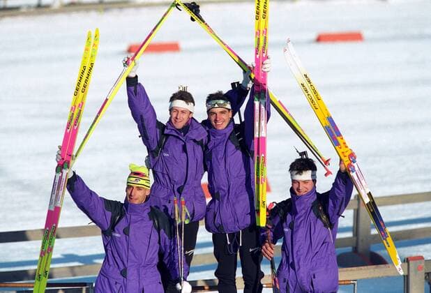 Olympische Winterspiele in Lillehammer, Biathlon Männer 4 x 7,5 km Staffel: v.li.: Frank Luck, Mark Kirchner, Ricco Groß und Sven Fischer (alle Deutschland) bejubeln ihren ersten Platz