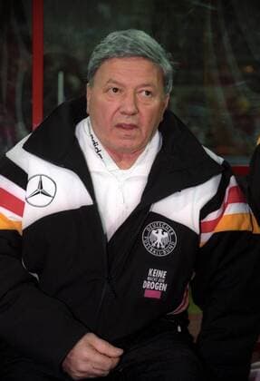 27.03.1996, München - Freundschaftsspiel 1996 - Deutschland vs Dänemark - Mannschaftsarzt Prof. Dr. Heinrich Heß (GER)