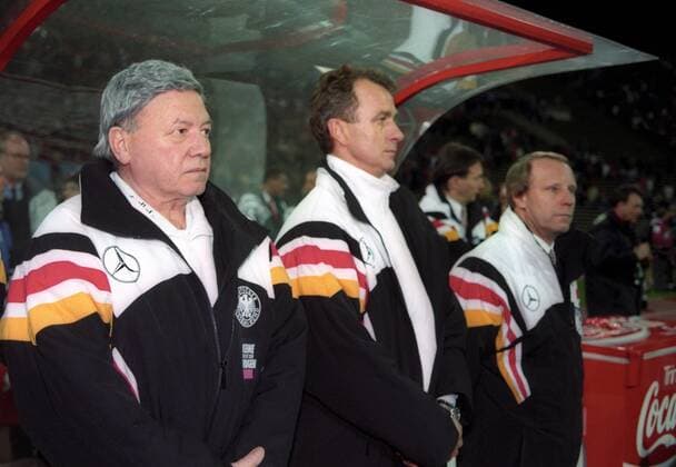 27.03.1996, München - Freundschaftsspiel 1996 - Deutschland vs Dänemark - Mannschaftsarzt Prof. Dr. Heinrich Heß, Co-Trainer Rainer Bonhof und Nationaltrainer Berti Vogts (GER, v.li.)