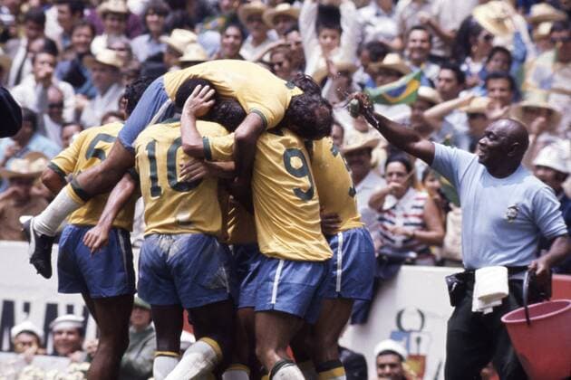 Jubel der Mannschaft von Brasilien, Jubeltraube, rechts jubelt Betreuer AMERIGO mit seinem Eimer, Freude, Fussball WM Weltmeisterschaft 1970 in Mexiko, Finale, Brasilien - Italien 4:1, am 21.06.1970 in Mexico City. Â