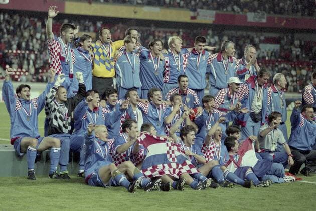 Jubel der Mannschaft von Kroatien über ihren 3. Platz, Spiel um Platz 3, Niederlande NED - Kroatien CRO 1:2, am 11.07.1998, Fussball WM Weltmeisterschaft 1998 in Frankreich, Â