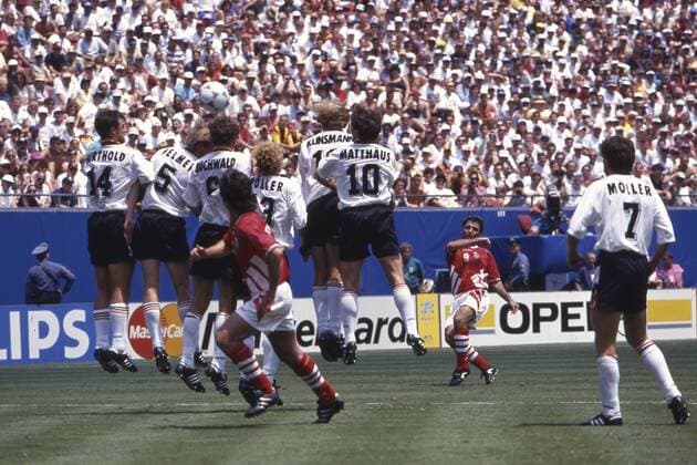 Hristo STOITCHKOV, BUL, rechts, erzielt per Freistoss das Tor zum 1:1, Aktion, FIFA Fussball Weltmeisterschaft WM USA 1994, Viertelfinale, Bulgarien BUL - Deutschland GER 2:1, 10.07.1994 Â