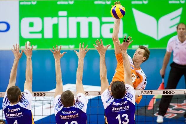 Berlin, Deutschland, 02.02.2014: Volleyball DVL 1. Bundesliga 2013 2014 - Berlin Recycling Volleys - VfB Friedrichshafen. Robert Kromm (Berlin 3) gegen den Block aus Valentin Bratoev (Friedrichshafen 4), Viktor Yosifov (Friedrichshafen 12) und Ventceslav Simeonov (Friedrichshafen 13)