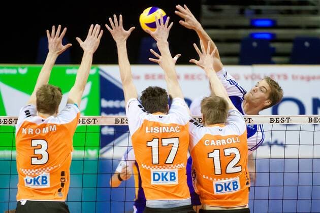 Berlin, Deutschland, 02.02.2014: Volleyball DVL 1. Bundesliga 2013 2014 - Berlin Recycling Volleys - VfB Friedrichshafen. Christian Dünnes Duennes (Friedrichshafen 16) gegen den Block aus Robert Kromm (Berlin 3), Srecko Lisinac (Berlin 17) und Paul Carroll (Berlin 12)