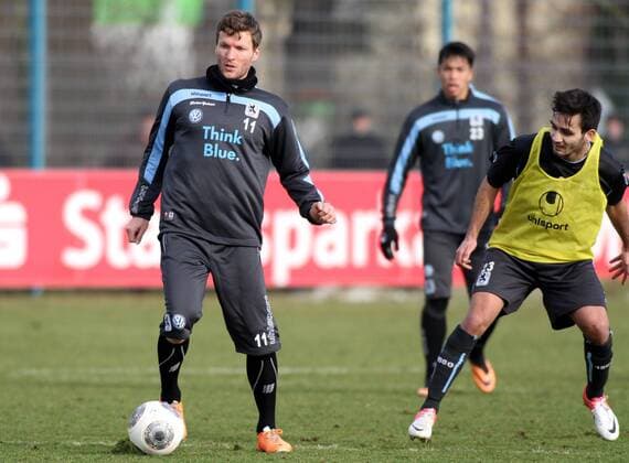Benjamin Lauth (li.) (1860) im Duell Fussball Testspiel 04.02.2014 TSV 1860 München - TSV München II