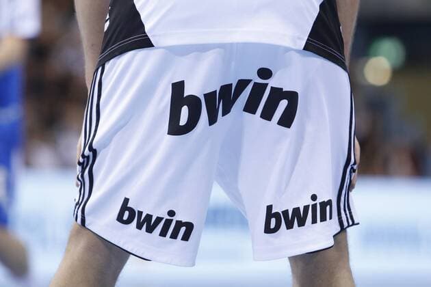bwin auf der Hose eines Spielers des THW Kiel. --- VFL Gummersbach - THW Kiel, Handball, 1. Bundesliga, 04.02.2014 --- EP_JGE