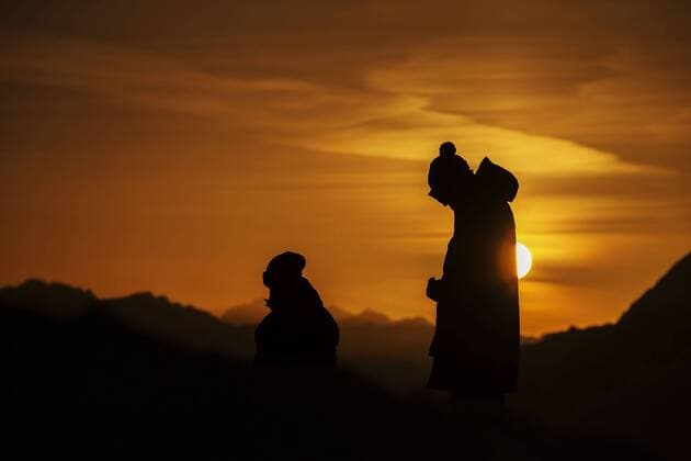 (140207) -- SOCHI, Feb. 7, 2014 (Xinhua) -- Two staff work on the top of Aibga Ridge in the morning in Sochi, Russia, Feb. 7, 2014. The opening ceremony for the 22nd Winter Olympic Games will kick off on Friday night here. (Xinhua Fei Maohua) (SP)OLY-RUSSIA-SOCHI-MOUNTAIN-MORNING 