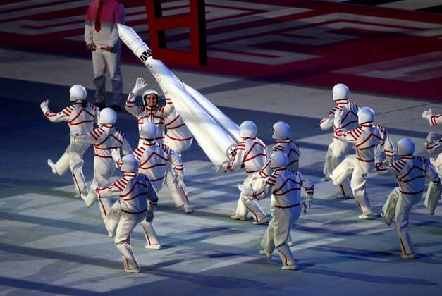 OLYMPIA - Olympische Spiele 2014, Eröffnungszeremonie SOTSCHI,RUSSLAND,07.FEB.14 - DIVERS, OLYMPIA - Olympische Winterspiele Sotschi 2014, Eröffnungsfeier. Bild zeigt einen Showact. 