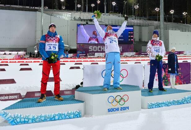OLYMPIA - Olympische Spiele 2014 KRASNAJA POLJANA,RUSSLAND,08.FEB.14 - DIVERS, OLYMPIA, BIATHLON - Olympische Winterspiele Sotschi 2014, 10km Sprint der Herren, Laura Center, Siegerehrung, Flower Ceremony. Bild zeigt den Jubel von Dominik Landertinger (AUT), Olympiasieger Ole Einar Björndalen (NOR) und Jaroslav Soukup (CZE). Keywords: Khrebet Psekhako. 