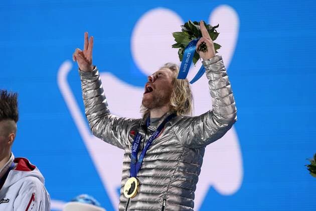OLYMPIA - Olympische Spiele 2014 SOTSCHI,RUSSLAND,08.FEB.14 - DIVERS, OLYMPIA, SNOWBOARD - Olympische Winterspiele Sotschi 2014, Slopestyle der Herren, Medaillenvergabe am Medal Plaza. Bild zeigt den Jubel von Olympiasieger Sage Kotsenburg (USA)-. Keywords: Medaille. 