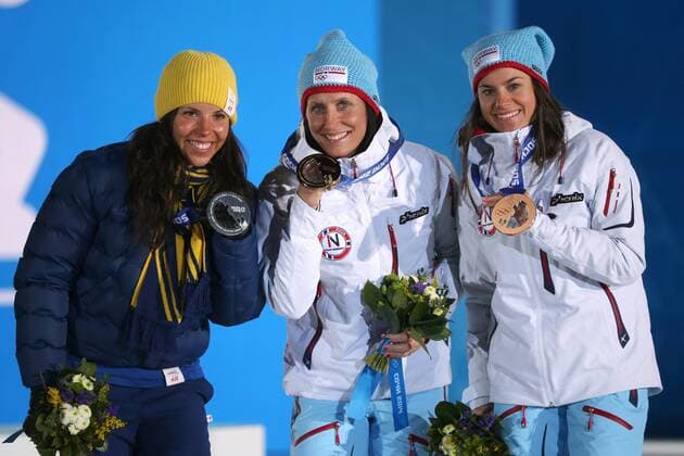 OLYMPIA - Olympische Spiele 2014 SOTSCHI,RUSSLAND,08.FEB.14 - DIVERS, OLYMPIA, SKI NORDISCH, LANGLAUF - Olympische Winterspiele Sotschi 2014, Skiathlon 7,5km der Damen, Medaillenvergabe am Medal Plaza. Bild zeigt Charlotte Kalla (SWE), Olympiasiegerin Marit Björgen und Heidi Weng (NOR). Keywords: Medaille. 