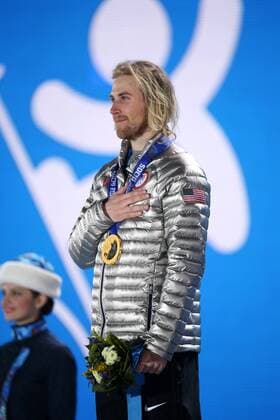 OLYMPIA - Olympische Spiele 2014 SOTSCHI,RUSSLAND,08.FEB.14 - DIVERS, OLYMPIA, SNOWBOARD - Olympische Winterspiele Sotschi 2014, Slopestyle der Herren, Medaillenvergabe am Medal Plaza. Bild zeigt Olympiasieger Sage Kotsenburg (USA). Keywords: Medaille. 