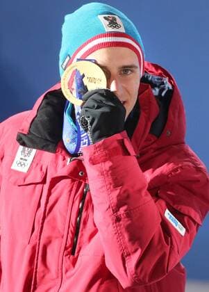 OLYMPIA - Olympische Spiele 2014 SOTSCHI,RUSSLAND,09.FEB.14 - DIVERS, OLYMPIA, SKI ALPIN - Olympische Winterspiele Sotschi 2014, Abfahrt der Herren, Siegerehrung, Medaillenvergabe am Medal Plaza. Bild zeigt Matthias Mayer (AUT). Keywords: Medaille. 