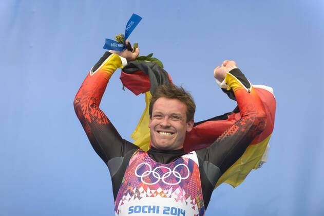 Olympiasieger Felix LOCH Jubel im Ziel mit Deutschlandfahne Herren Rodeln Finale in Sochi, Russland am 09.02.2014
