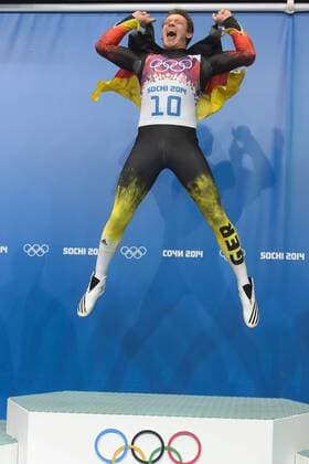 Olympiasieger Felix LOCH Jubel im Ziel mit Deutschlandfahne Herren Rodeln Finale in Sochi, Russland am 09.02.2014
