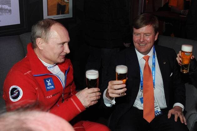ITAR-TASS: SOCHI, RUSSIA. FEBRUARY 9, 2014. Russia s president Vladimir Putin (L) meets with King Willem-Alexander the Netherlands at the Holland Heineken House.  premiumd Aufmacher RE138967