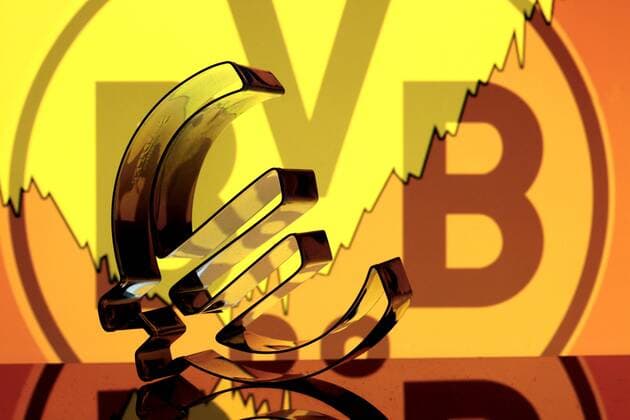 Euro Symbol steht vor dem Emblem des BVB 09 Borussia Dortmund AG mit stlilisiertem Aktienkurs
