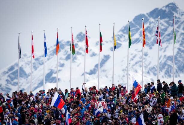 Sotschi , 090214 , Biathlon- und Langlaufzentrum Laura , Skiathlon über je 15 Kilometer in der klassischen und der freien Technik , Männer im Bild: Fans im Stadion