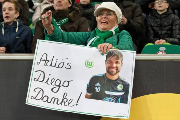 Ein weiblicher Fan von VfL Wolfsburg hält ein Plakat mit einem Bild von DIEGO und der Aufschrift Adios Diego Danke! ; Treue, Fantreue, Abschied; grüne Fingernägel (grüne Fingernägel); Fussball 1. Bundesliga, 20. Spieltag, VfL Wolfsburg (WOB) - 1. FSV Mainz 05 (MZ) 3:0, am 08.02.2014 in Wolfsburg Deutschland.