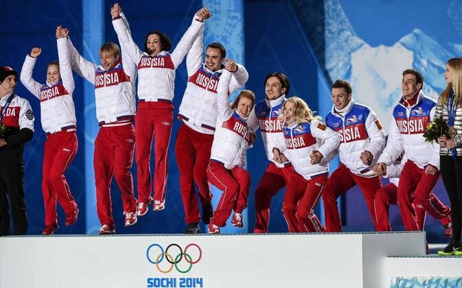 (140210) -- SOCHI, Feb. 10, 2014 (Xinhua) -- Skaters of Russian figure skating team jump onto the podium at the victory ceremony for the figure skating team event in the Sochi 2014 Winter Olympic Games in Sochi, Russia, Feb. 10, 2014. Russia won the gold medal with 75 scores. (Xinhua Wang Haofei) (SP)OLY-RUSSIA-SOCHI-FIGURE SKATING-TEAM-VICTORY CEREMONY 