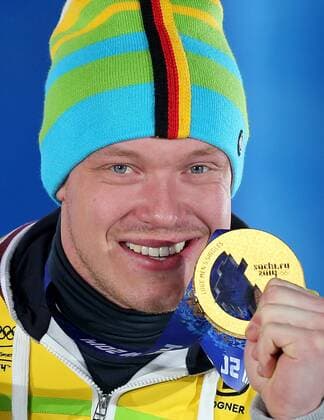 OLYMPIA - Olympische Spiele 2014 SOTSCHI,RUSSLAND,10.FEB.14 - DIVERS, OLYMPIA, RODELN - Olympische Winterspiele Sotschi 2014, Kunstbahnrodeln, Einsitzer der Herren, Siegerehrung, Medaillenvergabe am Medal Plaza. Bild zeigt Felix Loch (GER). Keywords: Medaille. 