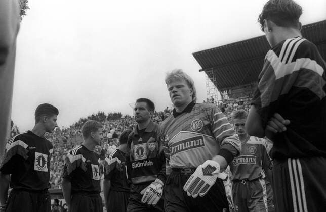 Einmarsch, v.li.: Torwart Eike Immel (VfB Stuttgart), Torwart Oliver Kahn und Manfred Bender (beide Karlsruher SC)