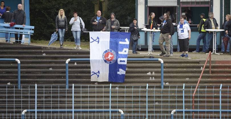 Fußball, Stadiongeschichte Westfalia Herne Westfalia Herne vs. Spvgg. Erkenschwick --- Fussball --- Oberliga Westfalen --- 26.08.2012 Fans von Westfalia Herne mit Fahne, Flagge, Bier, Anhänger, Zuschauer