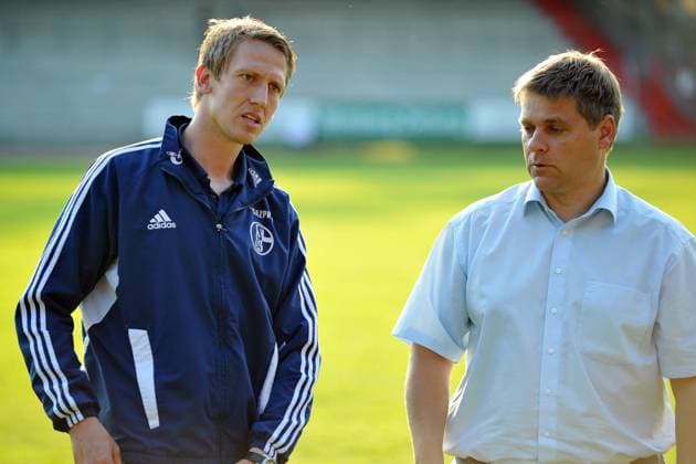 U17 FC Schalke 04 vs. Hertha BSC Berlin --- Fussball --- Deutsche Meisterschaft --- 05.06.2013 Frank Fahrenhorst (Trainer Schalke U17), links, und Oliver Ruhnert (Sportlicher Leiter der Schalker Nachwuchsabteilung), halbe Figur