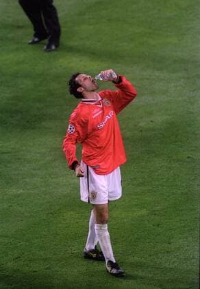 Ryan Giggs celebrates - UEFA Champions League final 1999 - Manchester United vs Bayern Munich at the Now Camp Stadium, Barcelona, Spain - 26th May 1999 Pictures Simon Bellis Sportimage EDITORIAL USE ONLY. No use with unauthorised audio, video, data, fixture lists, club league logos or live services. Online in-match use limited to 120 images, no video emulation. No use in betting, games or single club league player publications.