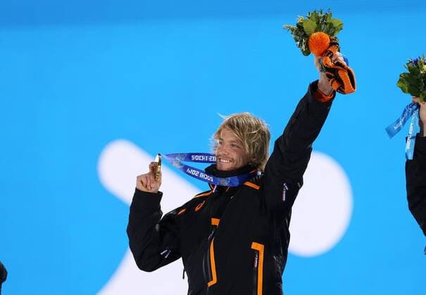 OLYMPIA - Olympische Spiele 2014 SOTSCHI,RUSSLAND,11.FEB.14 - DIVERS, OLYMPIA, EISSCHNELLLAUF - Olympische Winterspiele Sotschi 2014, 500m der Herren, Siegerehrung, Medaillenvergabe. Bild zeigt den Jubel von Michel Mulder (NED). Keyword: Medaille. 