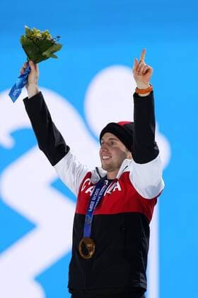 OLYMPIA - Olympische Spiele 2014 SOTSCHI,RUSSLAND,11.FEB.14 - DIVERS, OLYMPIA, FREE SKI, FREESTYLE SKIING - Olympische Winterspiele Sotschi 2014, Moguls, Herren, Siegerehrung, Medaillenvergabe am Medal Plaza. Bild zeigt den Jubel von Alex Bilodeau (CAN). Keywords: Medaille. 