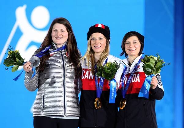OLYMPIA - Olympische Spiele 2014 SOTSCHI,RUSSLAND,11.FEB.14 - DIVERS, OLYMPIA, FREE SKI, FREESTYLE SKIING - Olympische Winterspiele Sotschi 2014, Slopestyle, Damen, Siegerehrung, Medaillenvergabe am Medal Plaza. Bild zeigt Devin Logan (USA), Dara Howell und Kim Lamarre (CAN). Keywords: Medaille.
