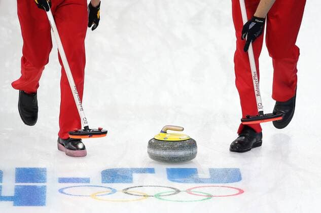 ITAR-TASS: SOCHI, RUSSIA. FEBRUARY 11, 2014. Russian team s players in a Curling Round Robin match Russia vs. Norway at Ice Cube Curling Center during the 22nd Winter Olympic Games in Sochi.  premiumd Aufmacher Symbol RE138D2E
