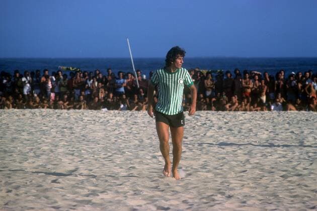 Zico (Brasilien) am Strand der Copacabana