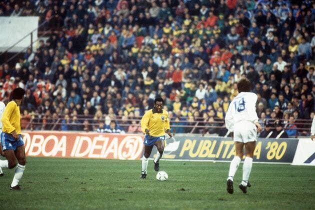 Benefizspiel Brasilien - Peace World Stars: Pele (Brasilien) am Ball