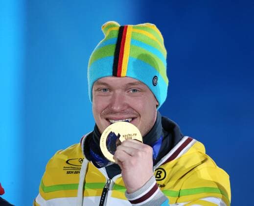 Sotschi, Olympia, Olympische Winterspiele 2014, Olympic winter games,sochi, 10.02.2014, Medal Plaza, Sotschi, Siegerehrung, Männer Rodeln Einzel , Felix Loch, mit Gold medaillien