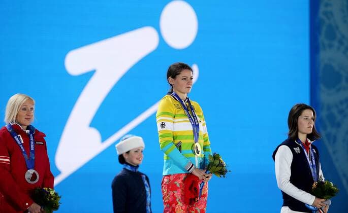 OLYMPIA - Olympische Spiele 2014 SOTSCHI,RUSSLAND,12.FEB.14 - DIVERS, OLYMPIA, SKI NORDISCH, SKISPRINGEN - Olympische Winterspiele Sotschi 2014, Normalschanze, Damen, Siegerehrung, Medaillenvergabe am Medal Plaza. Bild zeigt Daniela Iraschko Stolz (AUT), Carina Vogt (GER) und Coline Mattel (FRA). Keyword: Medaille.