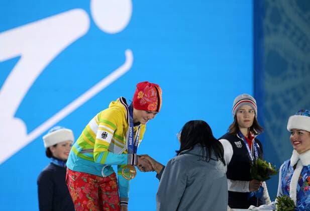 OLYMPIA - Olympische Spiele 2014 SOTSCHI,RUSSLAND,12.FEB.14 - DIVERS, OLYMPIA, SKI NORDISCH, SKISPRINGEN - Olympische Winterspiele Sotschi 2014, Normalschanze, Damen, Siegerehrung, Medaillenvergabe am Medal Plaza. Bild zeigt Carina Vogt (GER) und Coline Mattel (FRA). Keyword: Medaille. 