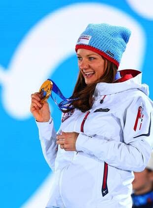 (140212) -- SOCHI, Feb. 12, 2014 (Xinhua) -- Gold medalist Maiken Caspersen Falla of Norway poses during the awarding ceremony for the women s sprint free of cross-country skiing event at the 2014 Sochi Winter Olympic Games in Sochi, Russia, Feb. 12, 2014. (Xinhua Gong Bing) (SP)OLY-RUSSIA-SOCHI-CROSS-COUNTRY SKIING-WOMEN S SPRINT FREE 