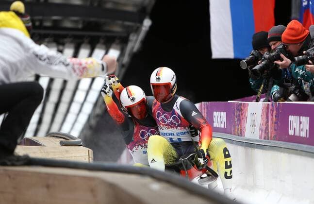 xjhx, Kransnaya Polyana, Sanki Sliding Center, 12.02.2014, Olympia-Olympische Spiele 2014, Rodeln Doppel Herren, Tobias Wendl Tobias Arlt (GER) Olympasieger und Bundestrainer Norbert Loch klatsch seine Schützlinge ab