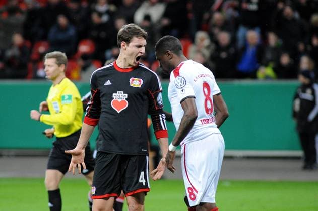Philipp Wollscheid ( links Bayer 04 Leverkusen ) schreit Mohamadou Idrissou ( rechts 1 FC Kaiserslautern Action Aktion ) nach desen verschossenen Elfmeter lautstark an. 12.02.2014 --- Fussball --- DFB Pokal --- Bayer 04 Leverkusen vs 1 FC Kaiserslautern EP_ttl