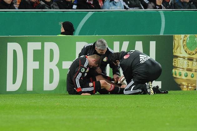 Fußball DFB-Pokal Viertelfinale Bayer Leverkusen - 1. FC Kaiserslautern am 12.02.2014 in der BayArena in Leverkusen Lars Bender ( Leverkusen ) wird verletzt am Spielfeldrand behandelt