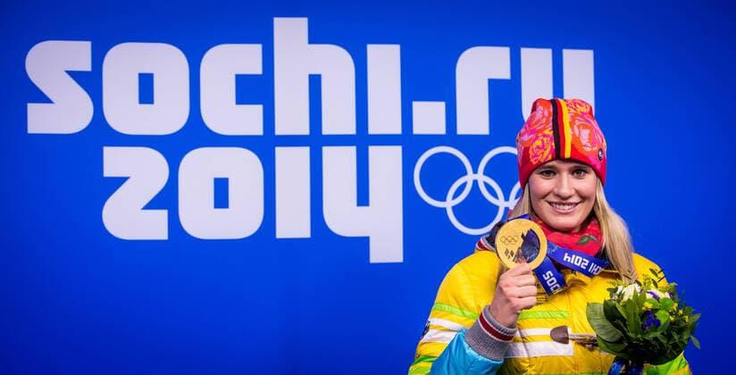 Sotschi, 12.02.2014, Olympiapark Sotschi, Medaillen-Übergabe im Bild: Gold für Natalie Geisenberger (Deutschland), Rodeln, Einzel der Frauen