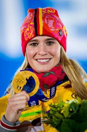 Sotschi, 12.02.2014, Olympiapark Sotschi, Medaillen-Übergabe im Bild: Gold für Natalie Geisenberger (Deutschland), Rodeln, Einzel der Frauen