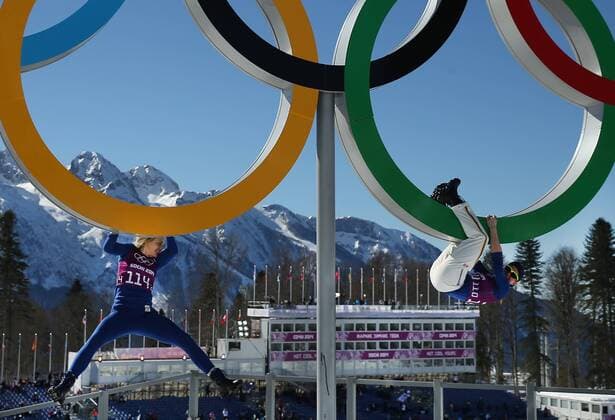ITAR-TASS: SOCHI, RUSSIA. FEBRUARY 13, 2014. Athletes climb an Olympic emblem during the women s cross-country skiing 10km classic at the 22nd Winter Olympic Games, at the Laura Ski and Biathlon Center.  kurios Aufmacher premiumd RE139188