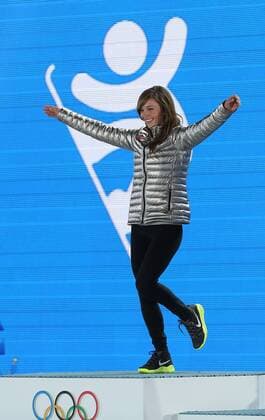 ITAR-TASS: SOCHI, RUSSIA. FEBRUARY 13, 2014. US snowboarder Kaitlyn Farrington, Gold medalist, attends a victory ceremony for the Snowboarding Women s Halfpipe event at the Sochi 2014 Winter Olympic Games, at Medals Plaza.  premiumd Aufmacher RE13924E